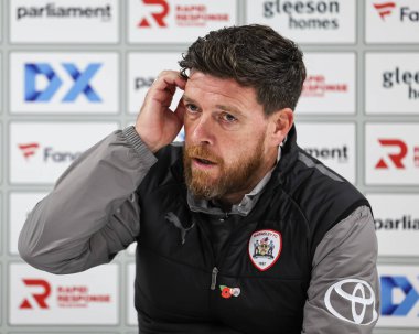 Barnsley 'in Darrell Clarke teknik direktörü, 8 Kasım 2024 tarihinde İngiltere' nin Oakwell kentinde oynanan Sky Bet 1 maçında Barnsley-Rotherham United maçında basın toplantısı düzenledi.