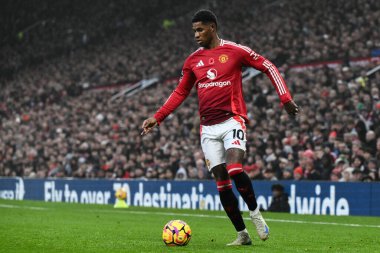 Manchester United takımından Marcus Rashford 10 Kasım 2024 'te Old Trafford, Manchester, İngiltere' de oynanan Premier League maçında topla ilerliyor.