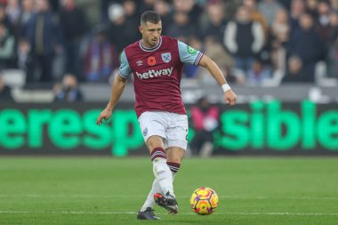 West Ham takımından Guido Rodrguez, Premier League maçında topu Londra, Londra 'daki Everton' a karşı 9 Kasım 2024 'te attı.