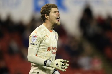 Barnsley 'li Ben Killip takımına, 8 Kasım 2024' te Oakwell, Barnsley, İngiltere 'de oynanan Sky Bet 1 maçında Barnsley-Rotherham United maçında talimat verdi.