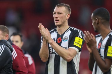 Newcastle 'dan Dan Burn, Premier League maçından sonra Nottingham Forest, Newcastle United' a karşı City Ground, Nottingham, İngiltere 'de 10 Kasım 2024' te oynanan maçta taraftarları alkışlıyor.