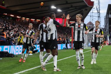 Newcastle 'dan Alexander Isak, İngiltere' nin Nottingham şehrinde oynanan Premier League maçı Nottingham Forest 'a karşı Newcastle United maçında 1-1 kazanma hedefini kutluyor.
