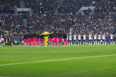 Oyuncular, maç yetkilileri ve taraftarları, 10 Kasım 2024 'te Tottenham Hotspur' un Ipswich Town 'a karşı oynadığı Premier League maçı öncesinde Londra, İngiltere' deki Tottenham Hotspur Stadyumu 'nda bir dakikalık saygı duruşunda bulundular.