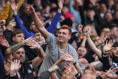 Newcastle taraftarları 10 Kasım 2024 'te İngiltere' nin Nottingham City Ground kentinde oynanan Premier League maçında Nottingham Forest - Newcastle United maçında 1-3 öne geçerek şarkı söyleyip dans ediyorlar.