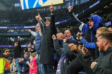 Ipswich Town taraftarları, Premier Lig maçında Tottenham Hotspur 'un Ipswich Town' a karşı Tottenham Hotspur Stadyumu, Londra, İngiltere 'de 10 Kasım 2024' te kazandığı birinci lig galibiyetini kutluyor.