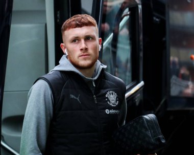 Blackpool 'dan Sonny Carey, 9 Kasım 2024' te Gaughan Group Stadyumu 'nda oynanan Sky Bet 1 karşılaşması öncesinde Gaughan Group Stadyumu' na geldi.