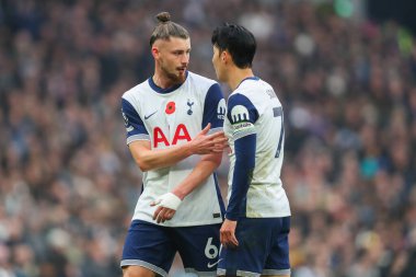 Tottenham Hotspur 'dan Radu Drguin, Premier Lig maçı sırasında Tottenham Hotspur' a karşı Ipswich Town Tottenham Hotspur Stadyumu, Londra, 10 Kasım 2024 'de Heung-min Son' a konuştu.