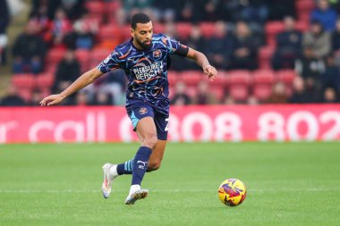 Blackpool takımından CJ Hamilton, 9 Kasım 2024 'te Londra' daki Gaughan Group Stadyumu 'nda oynanan 1.
