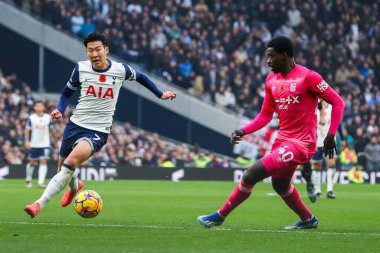Tottenham Hotspur 'un oğlu Heung-min Ipswich Town' dan Axel Tuanzebe, Tottenham Hotspur 'un Ipswich Town' a karşı oynadığı Premier Lig maçında 10 Kasım 2024 'te Londra' daki Tottenham Hotspur Stadyumu 'nda baskı altına alındı.