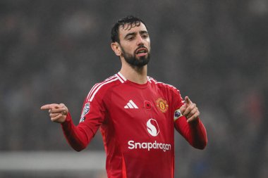 Manchester United 'dan Bruno Fernandes Premier Lig maçında takım talimatlarını veriyor Manchester United - Leicester City maçı, Old Trafford, Manchester, İngiltere, 10 Kasım 2024