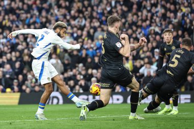Leeds United takımından Jayden Bogle, 9 Kasım 2024 'te Leeds Road, İngiltere' de oynanan Leeds United-Queens Park Rangers maçında 1-0 berabere kaldı.