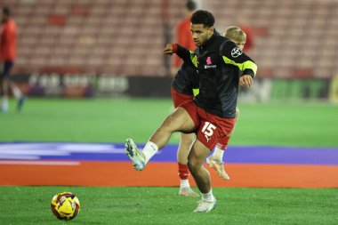 Barnsley 'den Kyran Lofthouse maç öncesi ısınma oturumunda Sky Bet 1 maçında Barnsley-Rotherham United maçı sırasında Oakwell, Barnsley, İngiltere, 8 Kasım 2024