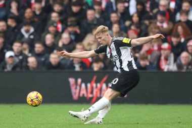 Lewis Hall of Newcastle Premier League maçında Nottingham Forest, Newcastle United 'a karşı City Ground, Nottingham, İngiltere' de 10 Kasım 2024 tarihinde oynanan karşılaşmada topu tekrar kutuya atıyor.