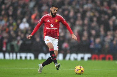 Manchester United 'dan Noussair Mazraoui Premier Lig maçında pas veriyor Manchester United ile Leicester City arasında Old Trafford, Manchester, Birleşik Krallık' ta, 10 Kasım 2024