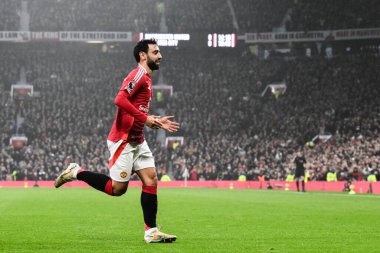 Manchester United takımından Bruno Fernandes, Manchester United ile Leicester City maçında 10 Kasım 2024 'te oynanan Premier League maçında 1-0' lık galibiyet golünü kutluyor.