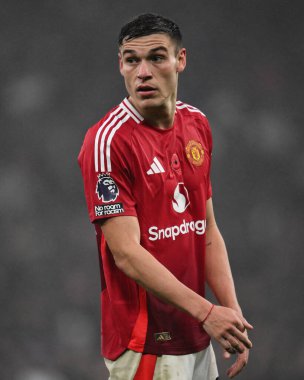 Manchester United ile Leicester City arasındaki Premier League maçı sırasında Manchester United 'dan Manuel Ugarte, Old Trafford, Manchester, İngiltere, 10 Kasım 2024