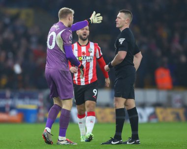 Southampton 'dan Aaron Ramsdale, 9 Kasım 2024' te Wolverhampton-Southampton maçında hakem Thomas Bramall 'a bağırdı.