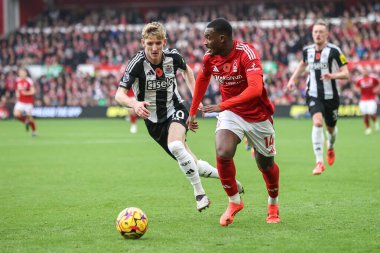 Nottingham Ormanı 'ndan Callum Hudson-Odoi topu Newcastle' dan Anthony Gordon 'ın baskısıyla Premier League maçı sırasında Nottingham Forest Newcastle United' a karşı City Ground, Nottingham, İngiltere 'de 10 Kasım 2024' te atıyor.
