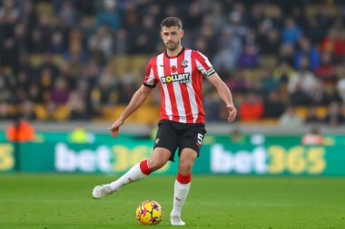 Southampton 'dan Jack Stephens, Premier League maçında Wolverhampton Wanderers, Southampton' a karşı Molineux, Wolverhampton, İngiltere 'de 9 Kasım 2024' te oynanan maçta pas attı.