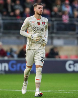 Leyton Orient takımından Josh Keeley, 9 Kasım 2024 'te İngiltere' nin Gaughan Group Stadyumu 'nda oynanan 1.