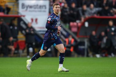 Blackpool takımından Lee Evans, 9 Kasım 2024 'te Gaughan Group Stadyumu' nda oynanan Leyton Orient-Blackpool maçında maç yapıyor.