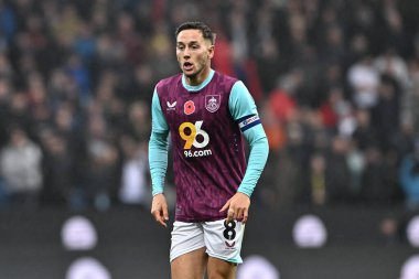 Burnley takımından Josh Brownhill 10 Kasım 2024 'te Burnley' e karşı Turf Moor, Burnley, Birleşik Krallık 'ta oynanan Gökyüzü İddia Şampiyonası maçında