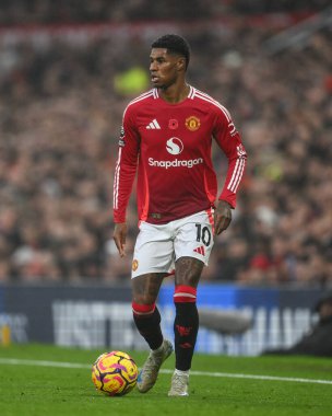 Manchester United takımından Marcus Rashford, Manchester United ile Leicester City arasındaki 10 Kasım 2024 'te oynanan Premier League maçında topa vuruyor.