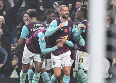 Burnley 'den Jay Rodriguez, Burnley' nin 10 Kasım 2024 'te Burnley ile Swansea City' de oynadığı Sky Bet Şampiyonası maçında 1-0 Burnley 'e ulaşma golünü kutluyor.
