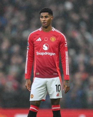 Manchester United ile Leicester City arasındaki Premier League maçı sırasında Manchester United 'dan Marcus Rashford, Manchester, İngiltere, 10 Kasım 2024