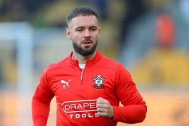 Southampton 'dan Adam Armstrong, 9 Kasım 2024' te Wolverhampton Wanderers ile Southampton arasında oynanan Premier League karşılaşması öncesinde ısınıyor.