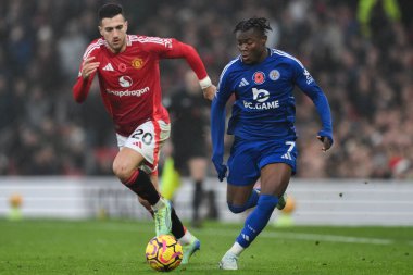 Leicester City 'den Abdul Fatawu Premier League maçında Manchester United ile Leicester City' nin 10 Kasım 2024 'te Old Trafford, Manchester' da oynadığı maçta topa vuruyor.