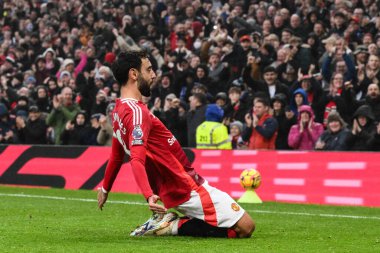 Manchester United takımından Bruno Fernandes, Manchester United ile Leicester City maçında 10 Kasım 2024 'te oynanan Premier League maçında 1-0' lık galibiyet golünü kutluyor.