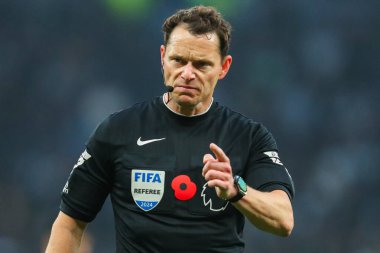 Hakem Darren England, Premier Lig maçında Tottenham Hotspur 'un Ipswich Town' a karşı Tottenham Hotspur Stadyumu, Londra, 10 Kasım 2024 tarihinde verdiği talimatlarda talimat verdi.