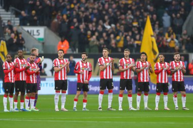 Southampton, 9 Kasım 2024 tarihinde İngiltere 'nin Molineux kentinde oynanan Premier Lig karşılaşmasında Wolverhampton Wanderers ile Southampton arasında bir dakikalık saygı duruşunda bulundu.