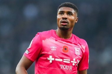 Ipswich Town 'dan Ben Johnson, Premier Lig maçı sırasında Tottenham Hotspur' un Ipswich Town 'a karşı Tottenham Hotspur Stadyumu' nda, 10 Kasım 2024 'te seyrediyor.