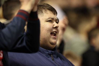 Barnsley taraftarları Barnsley 'li Stephen Humphrys' in 8 Kasım 2024 'te Oakwell, Barnsley, Barnsley, İngiltere' de oynanan Sky Bet 1 maçında attığı golü kutluyorlar.