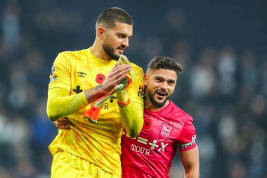 Ipswich Town 'dan Arijanet Muriç ve Sam Morsy, Premier Lig karşılaşması Tottenham Hotspur' un Ipswich Town 'a karşı 10 Kasım 2024' te Londra 'daki Tottenham Hotspur Stadyumu' nda oynadığı Premier League maçını kazanmasının ardından bu sezonu kutladılar.