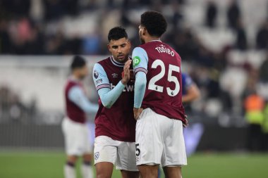 West Ham 'dan Emerson Palmieri, Premier League maçından sonra 9 Kasım 2024' te Londra Stadyumu 'nda West Ham United' a karşı Everton maçında West Ham Todibo 'yu kucakladı.