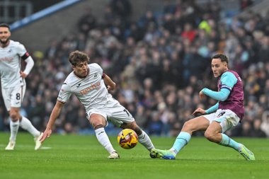 Burnley 'den Josh Brownhill 10 Kasım 2024' te Burnley, Burnley City 'ye karşı oynadığı Sky Bet Şampiyonası maçında baskı altında pas veriyor.