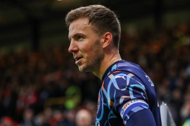 Blackpool 'dan Lee Evans, 9 Kasım 2024' te İngiltere 'nin Gaughan Group Stadyumu' nda oynanan Leyton Orient-Blackpool maçında maçı izliyor.