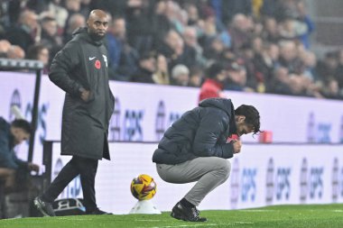 Burnley 'nin Scott Parker teknik direktörü, Burnley' nin 10 Kasım 2024 'te Burnley' e karşı oynadığı Turf Moor, Burnley 'deki Sky Bet Şampiyonası maçında tam zamanlı sonucu kutluyor.