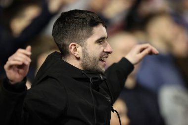 Barnsley taraftarları, 8 Kasım 2024 'te İngiltere' nin Oakwell kentinde oynanan Sky Bet 1 maçında Barnsley ile Rotherham United arasındaki 2-0 'lık galibiyeti kutladılar.