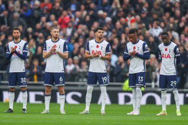 Oyuncular, maç yetkilileri ve taraftarları, 10 Kasım 2024 'te Tottenham Hotspur' un Ipswich Town 'a karşı oynadığı Premier League maçı öncesinde Londra, İngiltere' deki Tottenham Hotspur Stadyumu 'nda bir dakikalık saygı duruşunda bulundular.