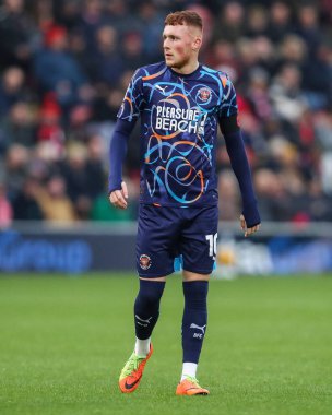 Blackpool 'dan Sonny Carey, 9 Kasım 2024' te İngiltere 'deki Gaughan Group Stadyumu' nda oynanan 1.