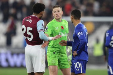 Everton 'dan Jordan Pickford, 9 Kasım 2024' te Londra Stadyumu 'nda oynanan Premier League maçı sonrasında West Ham United ve Everton maçından sonra West Ham Todibo ile tokalaşıyor.