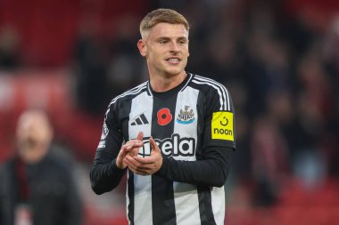 Newcastle 'dan Harvey Barnes, Premier League maçından sonra Nottingham Forest, Newcastle United' a karşı City Ground, Nottingham, İngiltere 'de 10 Kasım 2024' te oynanan maçta taraftarları alkışlıyor.