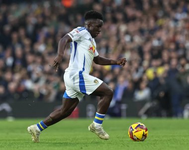 Leeds United takımından Wilfried Gnonto, 9 Kasım 2024 tarihinde Leeds, İngiltere 'deki Elland Road' da oynanan Leeds United-Queens Park Rangers maçında topu aldı.