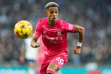 Ipswich Town 'dan Omari Hutchinson Premier Lig maçı sırasında Tottenham Hotspur Ipswich Town' a karşı Tottenham Hotspur Stadyumu, Londra, İngiltere, 10 Kasım 2024