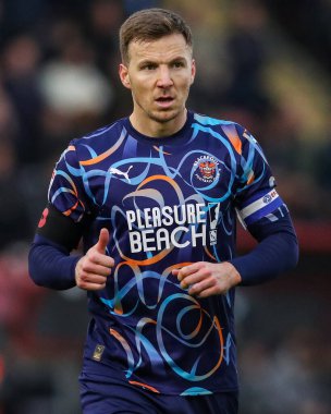 Blackpool takımından Lee Evans, 9 Kasım 2024 'te Gaughan Group Stadyumu' nda oynanan Leyton Orient-Blackpool maçında maç yapıyor.