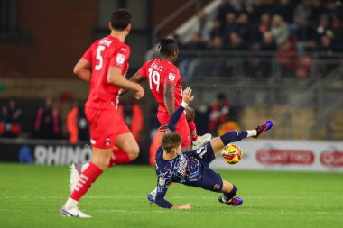 Blackpool 'dan Dom Ballard, Leyton Orient takımından Omar Beckles ile 9 Kasım 2024' te Gaughan Group Stadyumu 'nda oynanan 1.